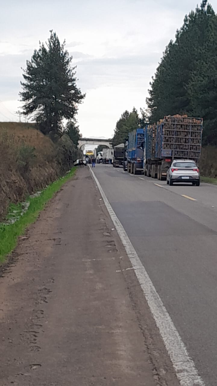 PRF atende sinistro com automóvel e caminhão; trânsito bloqueado na BR-116 em Vacaria