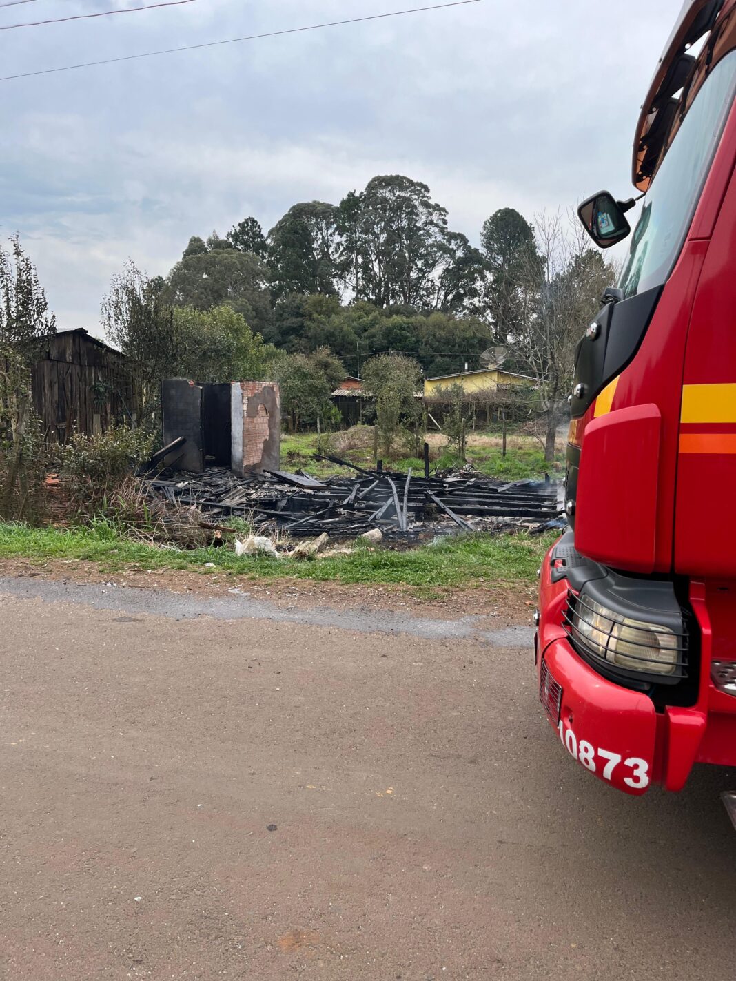 Incêndio em casa vazia na Rua Guaporé, bairro Mauá, em Vacaria é controlado sem feridos