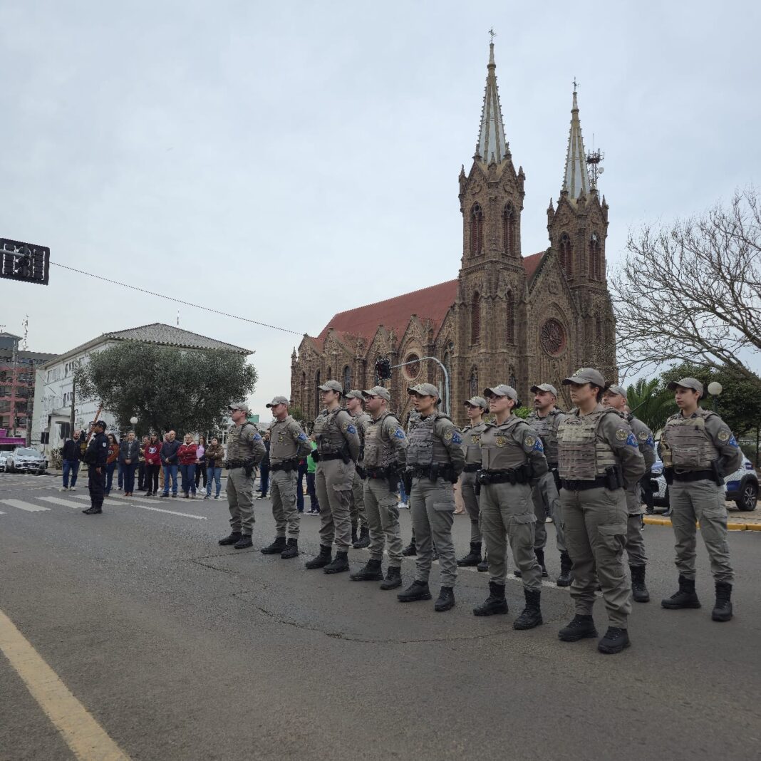 Brigada Militar participa da cerimônia de arriamento dos pavilhões na Semana da Pátria em Vacaria