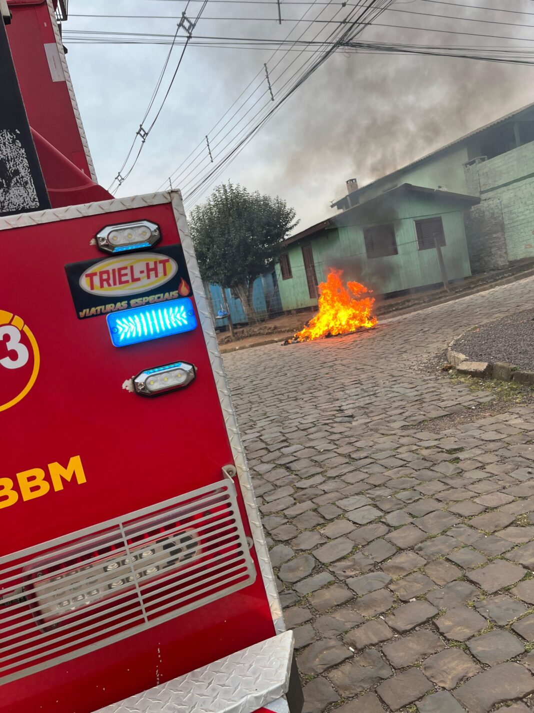 Morador ateia fogo em pertences na Rua Sete de Setembro, bairro Porcínio, Vacaria