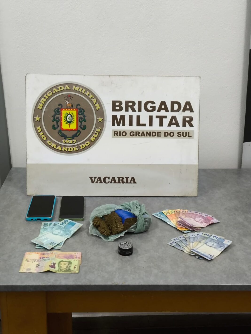 Brigada Militar prende dois homens por tráfico de drogas em Vacaria