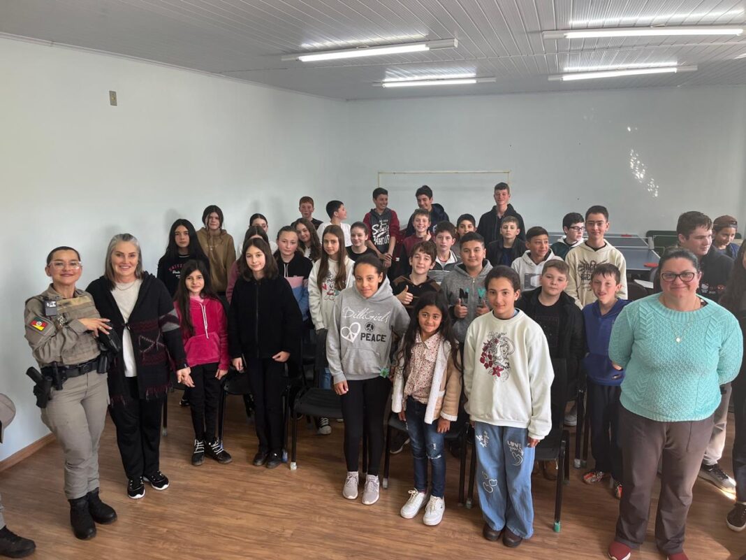 Brigada Militar realiza palestra na Escola São Manoel da Nóbrega em Campestre da Serra