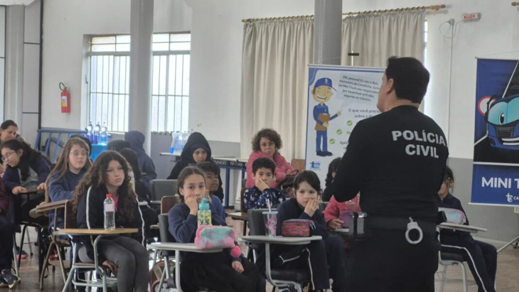 Polícia Civil participa do Projeto Educacional Mini Truck em Vacaria