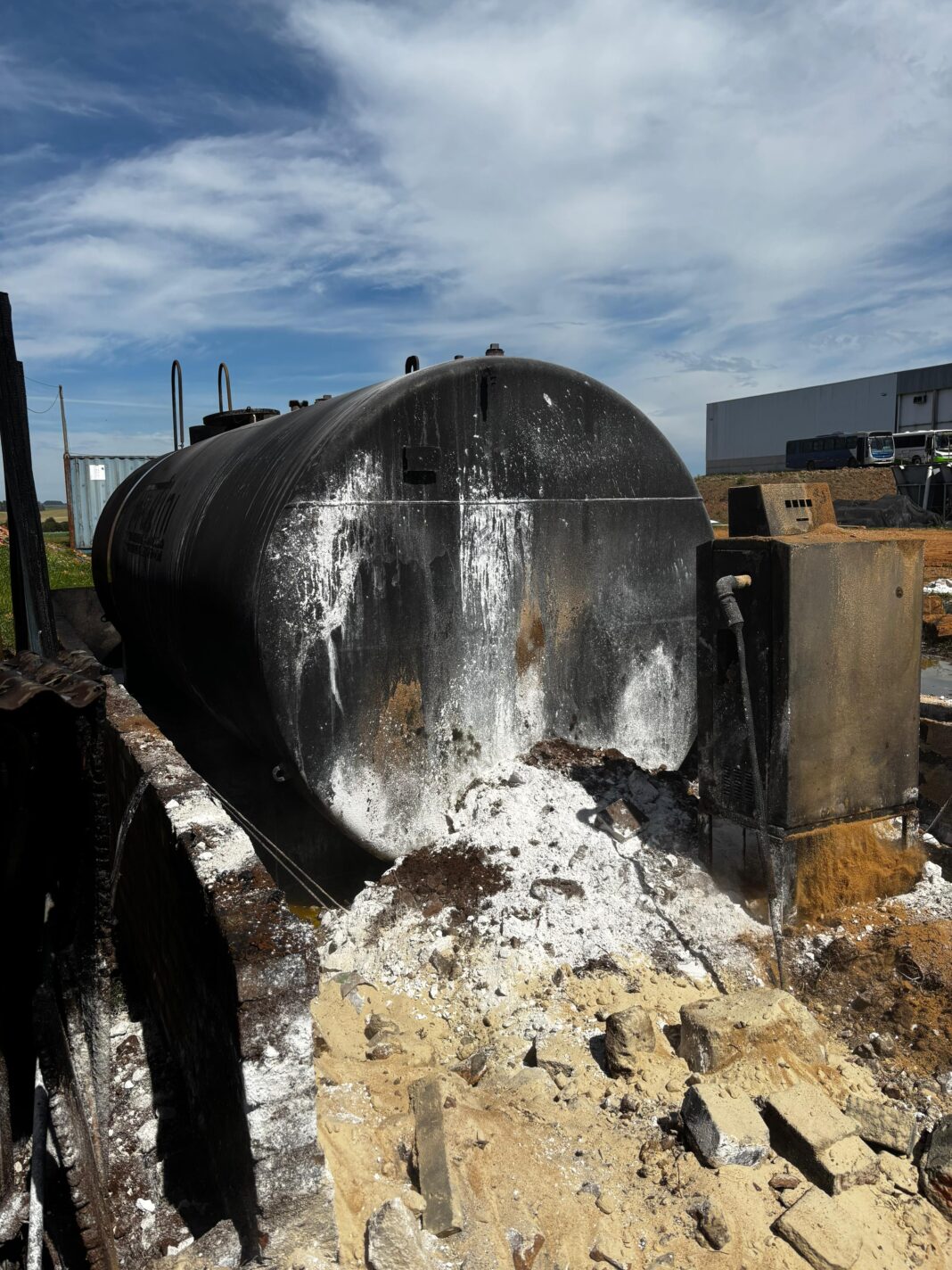 Bombeiros combatem incêndio em tanque de combustível e salvam empresa na BR-285 em Vacaria