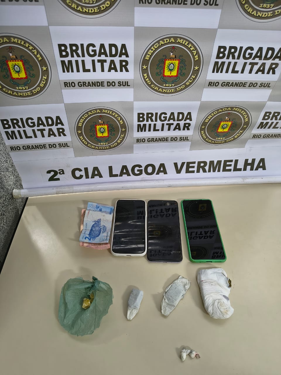 Ação no Bairro Boa Vista: Brigada Militar prende trio por tráfico de drogas em Lagoa Vermelha