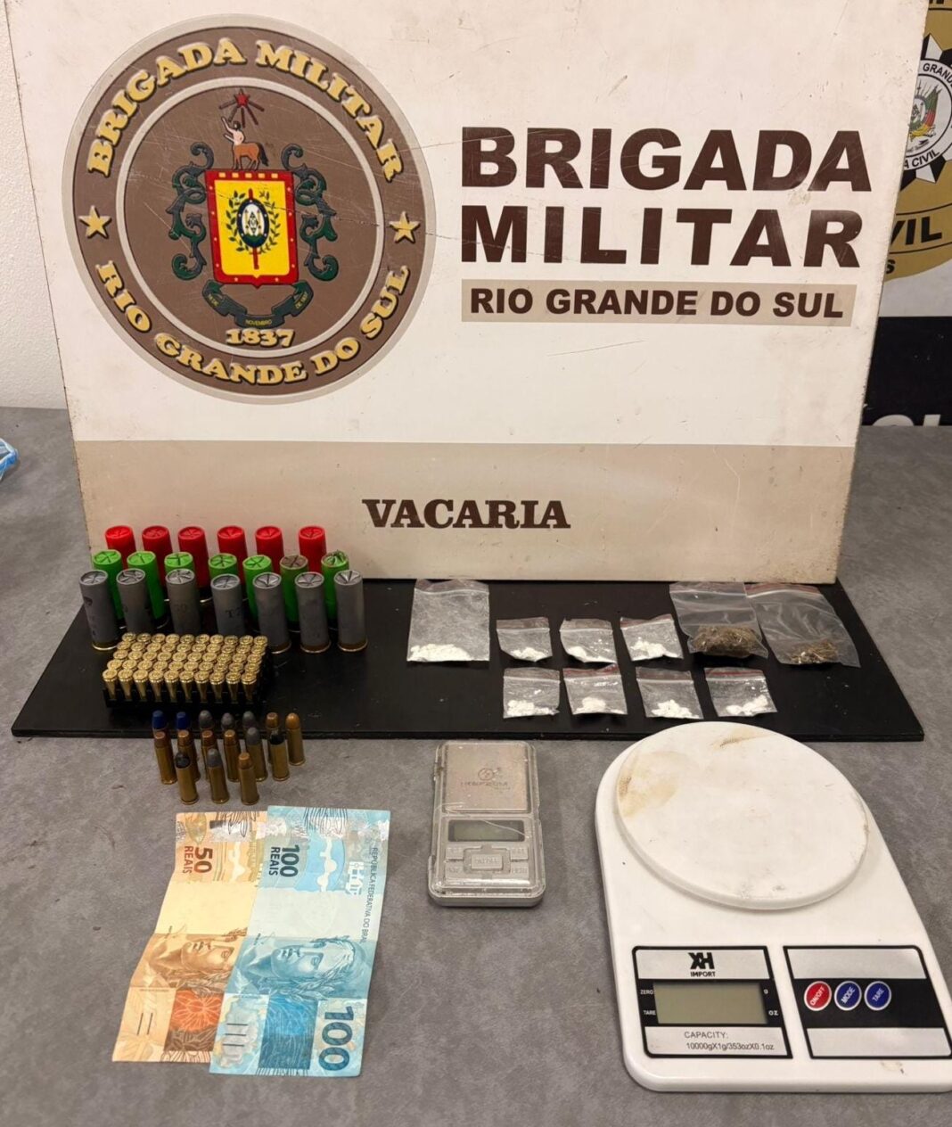 Atitude Suspeita: Homem tenta fugir da Força Tática e é preso com drogas e munições no bairro São Francisco