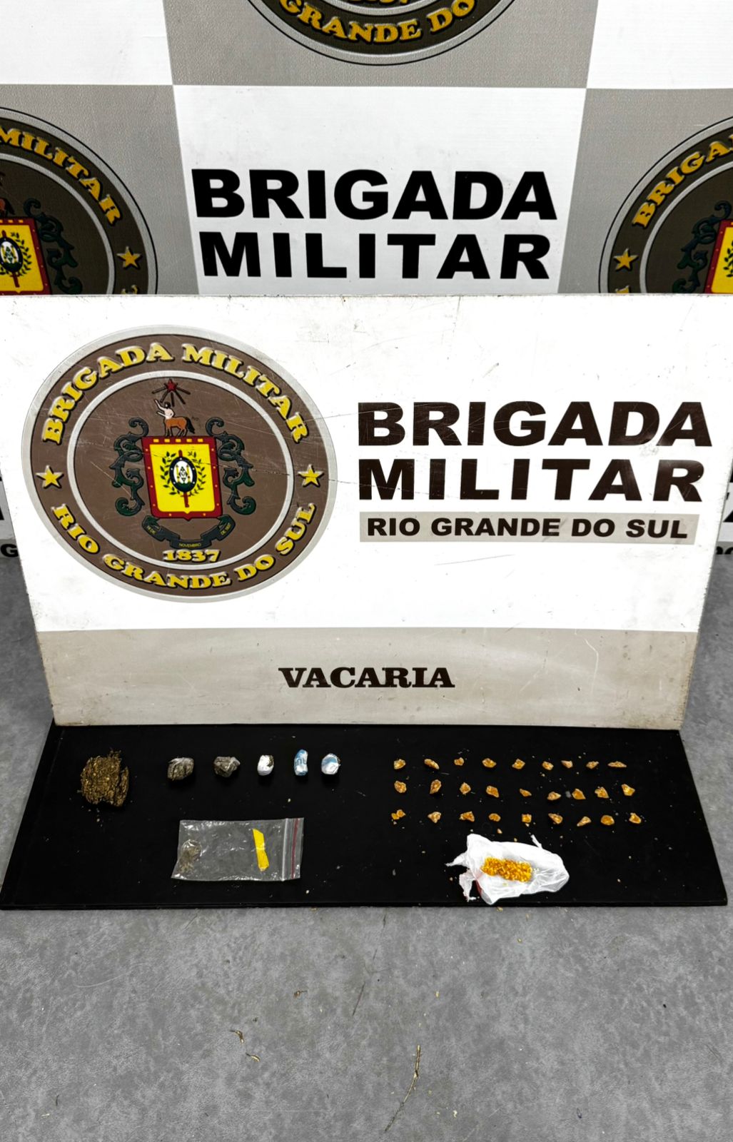 Ação no bairro Porcínio: Força Tática prende dupla por tráfico após tentativa de fuga e descarte de drogas