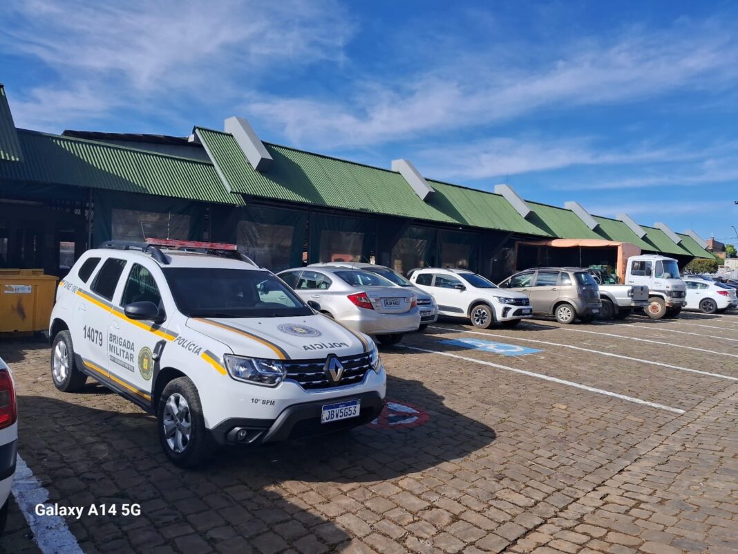 Proximidade e Segurança: Brigada Militar realiza policiamento comunitário na feira do Mercado Público de Vacaria