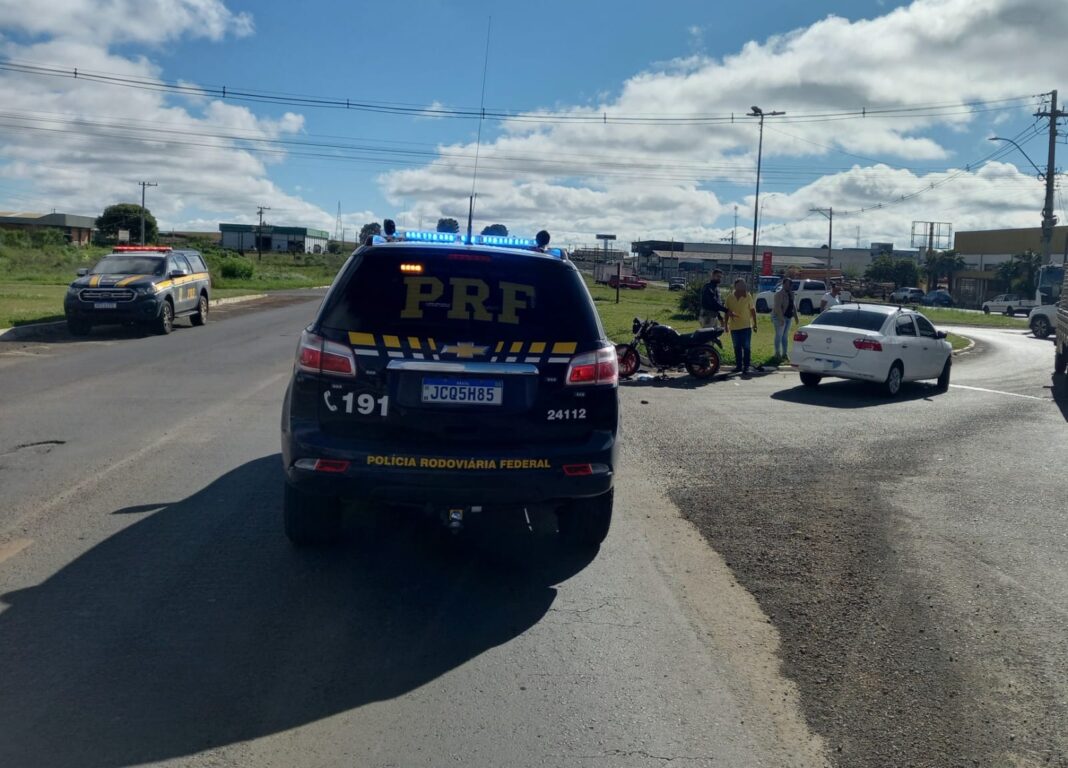Motociclista fica ferido após colisão com carro no trevo do bairro Monte Claro em Vacaria