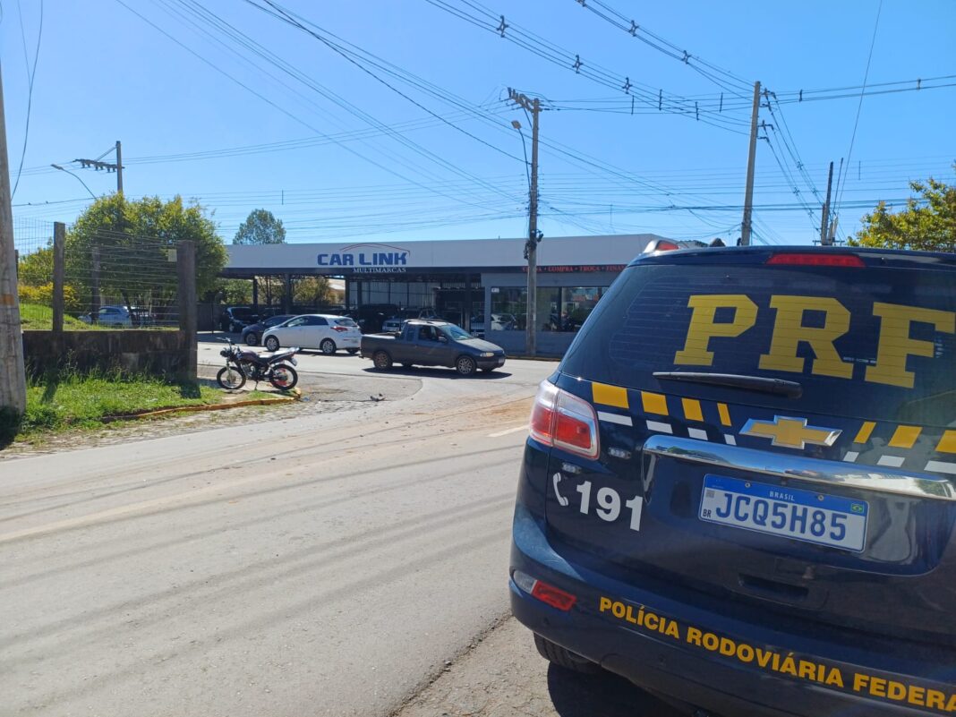 Segundo acidente do dia: Motociclista fica ferido em colisão com camionete na Avenida Militar