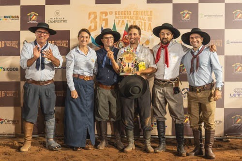 João Victor Longhi conquista o 1º lugar na Gineteada Internacional e leva o ouro para Vacaria