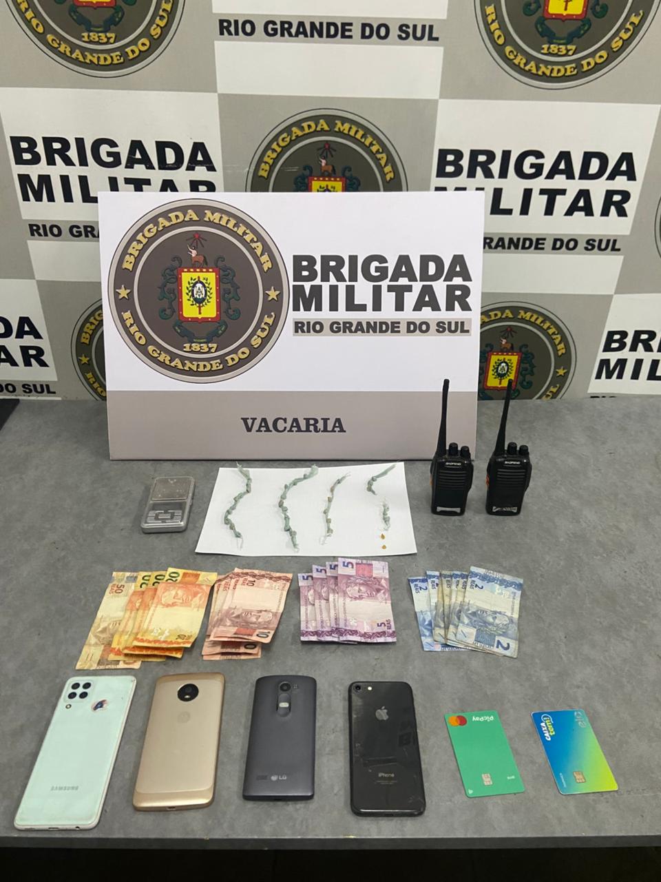 Brigada Militar prende três por tráfico de drogas no bairro Kennedy em Vacaria